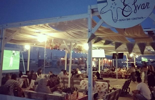 Între timp, în România »  Comandantul Jandarmeriei lucra la terasa soției în timpul programului! Gătea scoici deși trebuie să fie la un meci din Liga 1