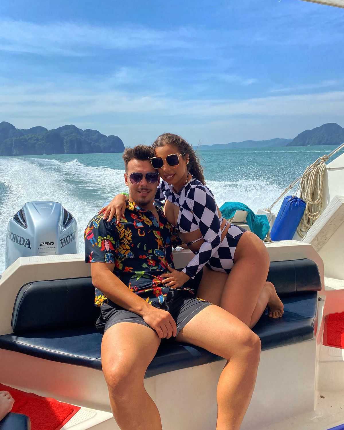 WAGs pe Ghencea » Show în tribună: cum s-au pozat „rivalele” la meciul Stelei