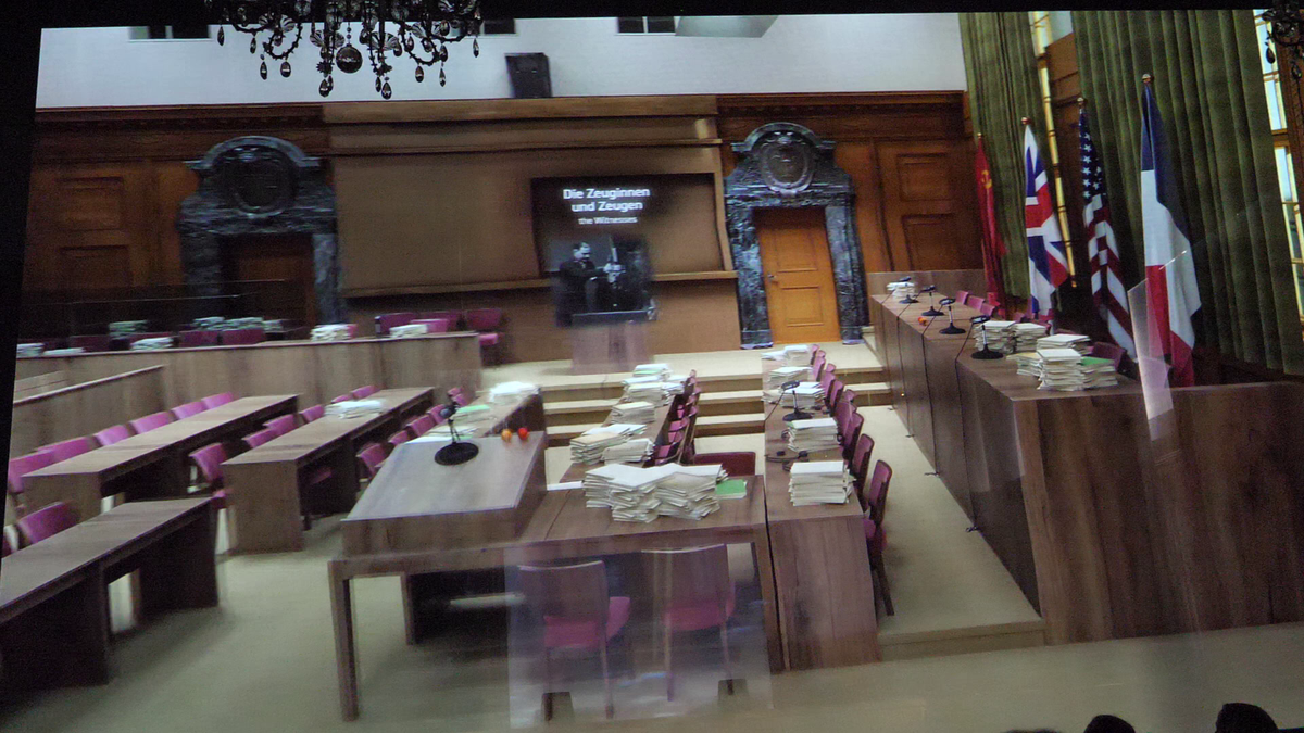 GSP a vizitat Sala 600, în care a avut loc celebrul proces de la Nürnberg! » Tehnologia modernă care zguduie privitorii: „hologramele” lui Goering sau Ribbentrop, mulate pe scaunele goale