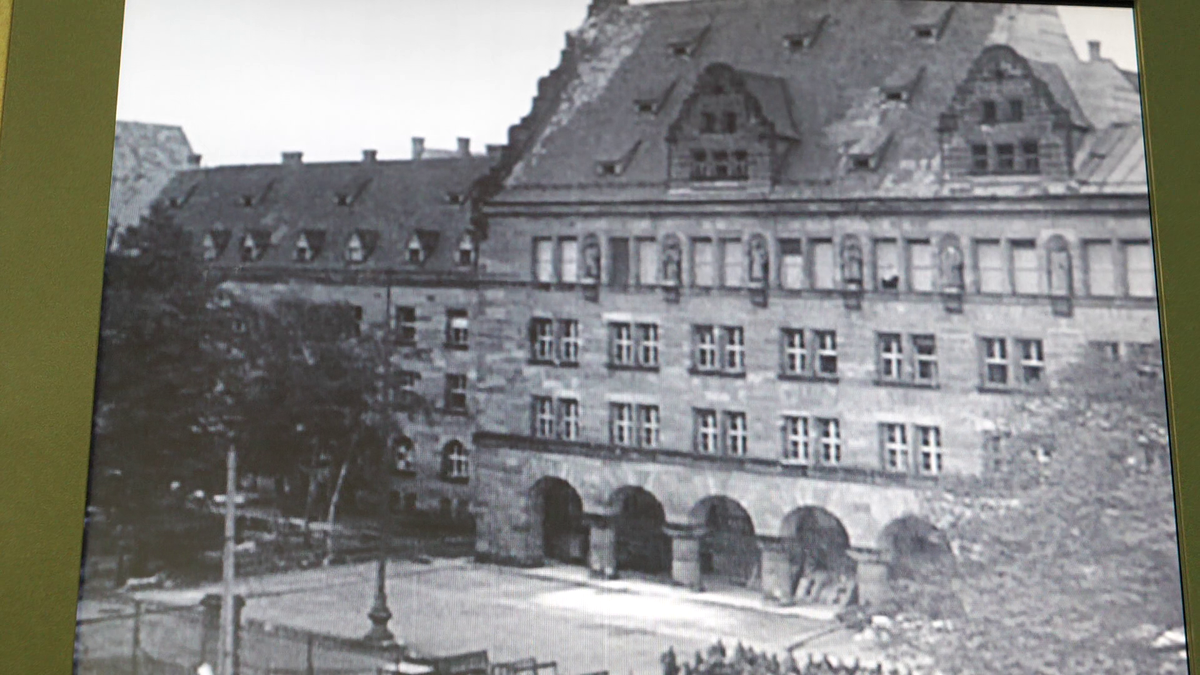 GSP a vizitat Sala 600, în care a avut loc celebrul proces de la Nürnberg! » Tehnologia modernă care zguduie privitorii: „hologramele” lui Goering sau Ribbentrop, mulate pe scaunele goale