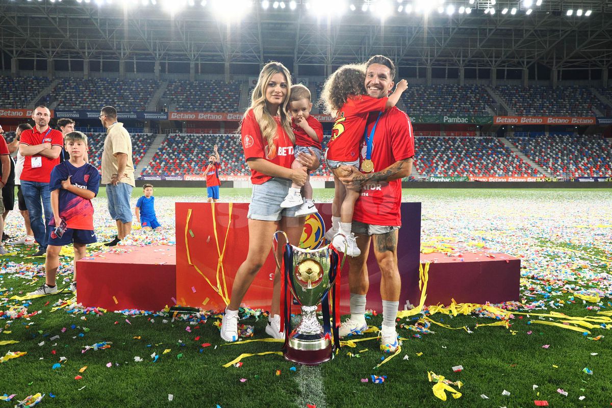 Toate iubitele pe gazon! Imagini de colecție: fotbaliștii celor de la FCSB au sărbătorit alături de partenere triumful din Supercupă » Momente superbe cu familiile lui Pintilii și Charalambous