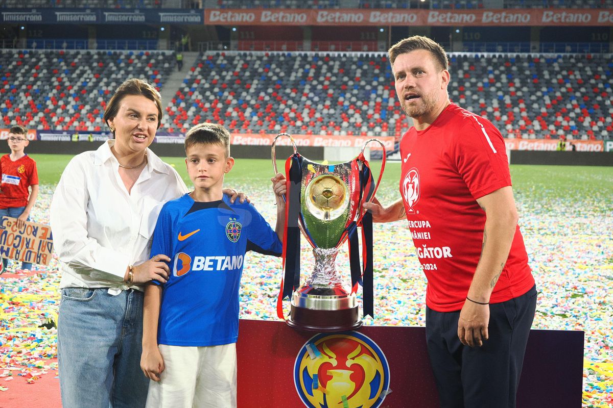 Toate iubitele pe gazon! Imagini de colecție: fotbaliștii celor de la FCSB au sărbătorit alături de partenere triumful din Supercupă » Momente superbe cu familiile lui Pintilii și Charalambous