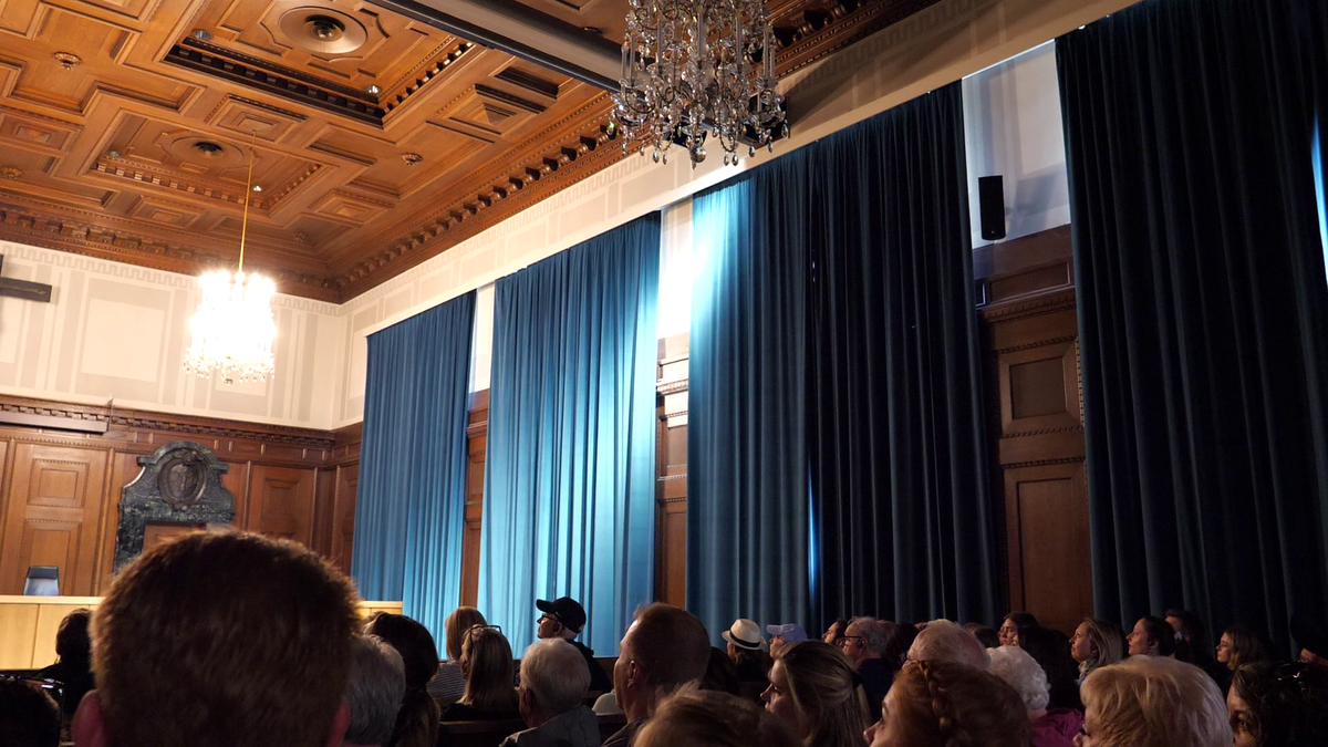 GSP a vizitat Sala 600, în care a avut loc celebrul proces de la Nürnberg! » Tehnologia modernă care zguduie privitorii: „hologramele” lui Goering sau Ribbentrop, mulate pe scaunele goale