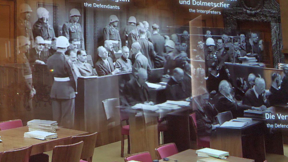 GSP a vizitat Sala 600, în care a avut loc celebrul proces de la Nürnberg! » Tehnologia modernă care zguduie privitorii: „hologramele” lui Goering sau Ribbentrop, mulate pe scaunele goale