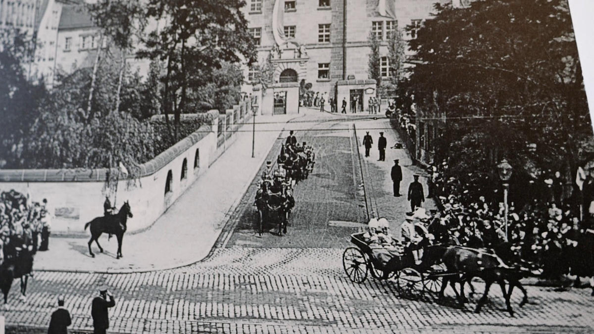 GSP a vizitat Sala 600, în care a avut loc celebrul proces de la Nürnberg! » Tehnologia modernă care zguduie privitorii: „hologramele” lui Goering sau Ribbentrop, mulate pe scaunele goale