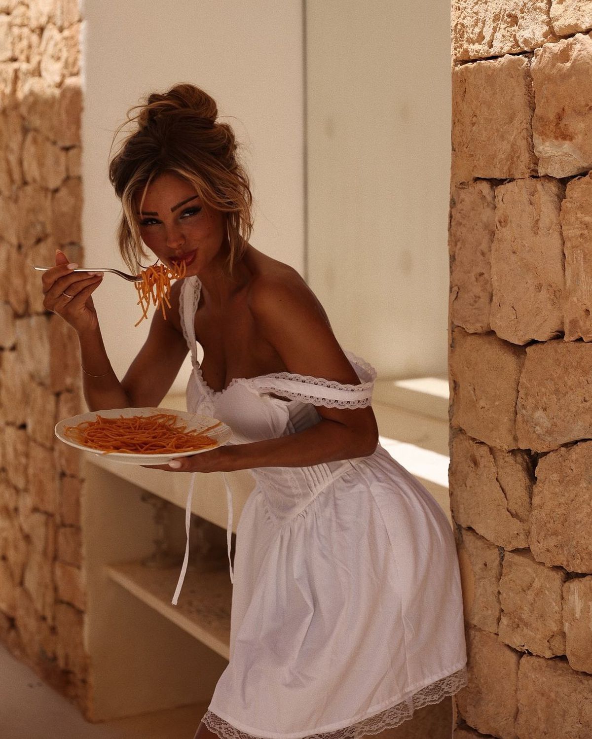 Iubita lui Jude Bellingham, ședință cu 3 fotografii incendiare » Cum ar putea câștiga o avere alături de starul lui Real: „De ce nu se afișează împreună?”