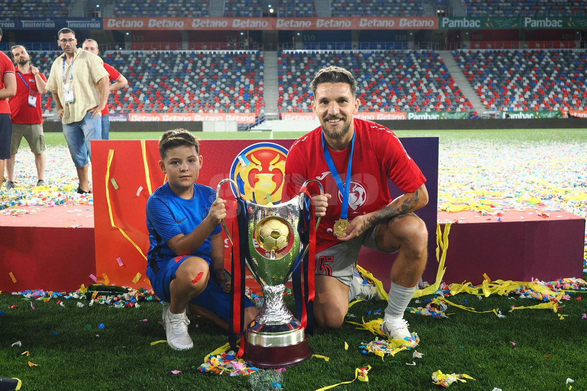 Toate iubitele pe gazon! Imagini de colecție: fotbaliștii celor de la FCSB au sărbătorit alături de partenere triumful din Supercupă » Momente superbe cu familiile lui Pintilii și Charalambous