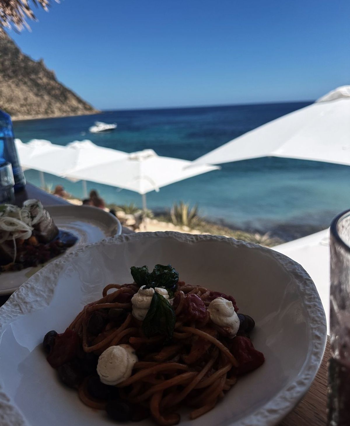 Iubita lui Jude Bellingham, ședință cu 3 fotografii incendiare » Cum ar putea câștiga o avere alături de starul lui Real: „De ce nu se afișează împreună?”