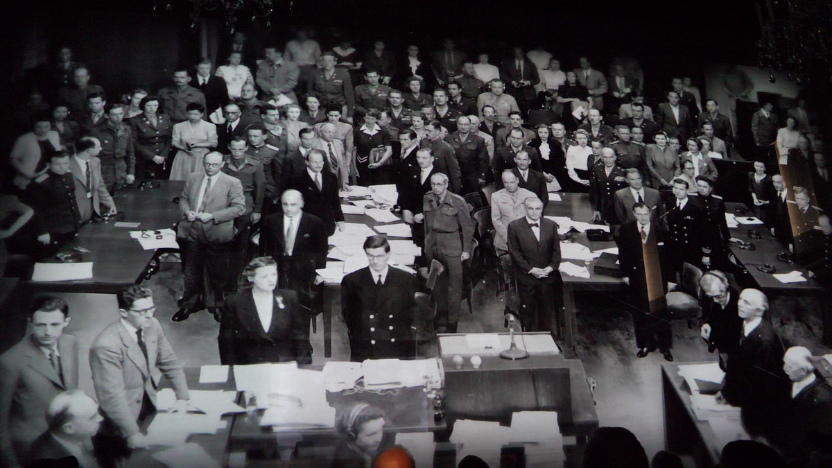 GSP a vizitat Sala 600, în care a avut loc celebrul proces de la Nürnberg! » Tehnologia modernă care zguduie privitorii: „hologramele” lui Goering sau Ribbentrop, mulate pe scaunele goale