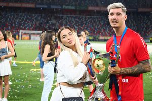 Toate iubitele pe gazon! Imagini de colecție: fotbaliștii celor de la FCSB au sărbătorit alături de partenere triumful din Supercupă » Momente superbe cu familiile lui Pintilii și Charalambous