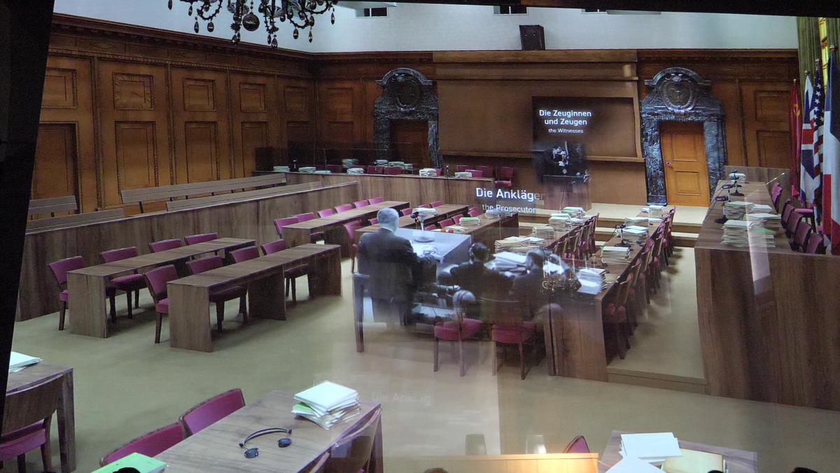 GSP a vizitat Sala 600, în care a avut loc celebrul proces de la Nürnberg! » Tehnologia modernă care zguduie privitorii: „hologramele” lui Goering sau Ribbentrop, mulate pe scaunele goale