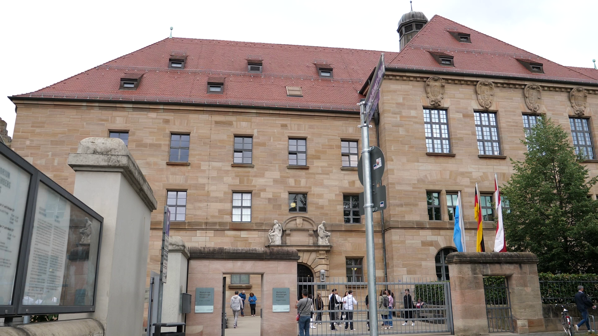 GSP a vizitat Sala 600, în care a avut loc celebrul proces de la Nürnberg! » Tehnologia modernă care zguduie privitorii: „hologramele” lui Goering sau Ribbentrop, mulate pe scaunele goale