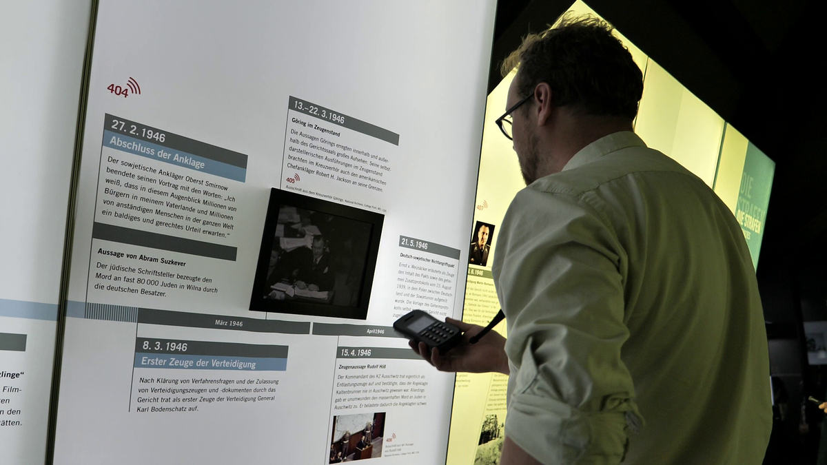 GSP a vizitat Sala 600, în care a avut loc celebrul proces de la Nürnberg! » Tehnologia modernă care zguduie privitorii: „hologramele” lui Goering sau Ribbentrop, mulate pe scaunele goale