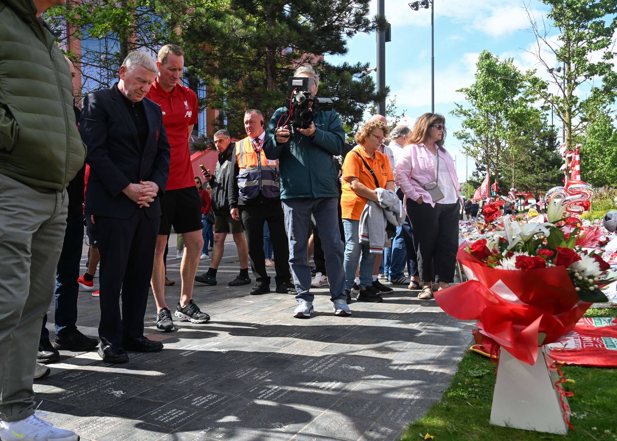 Jucătorul de la care Diogo Jota a „moștenit” numărul 20 la Liverpool a venit pe Anfield pentru a-i aduce un ultim omagiu portughezului