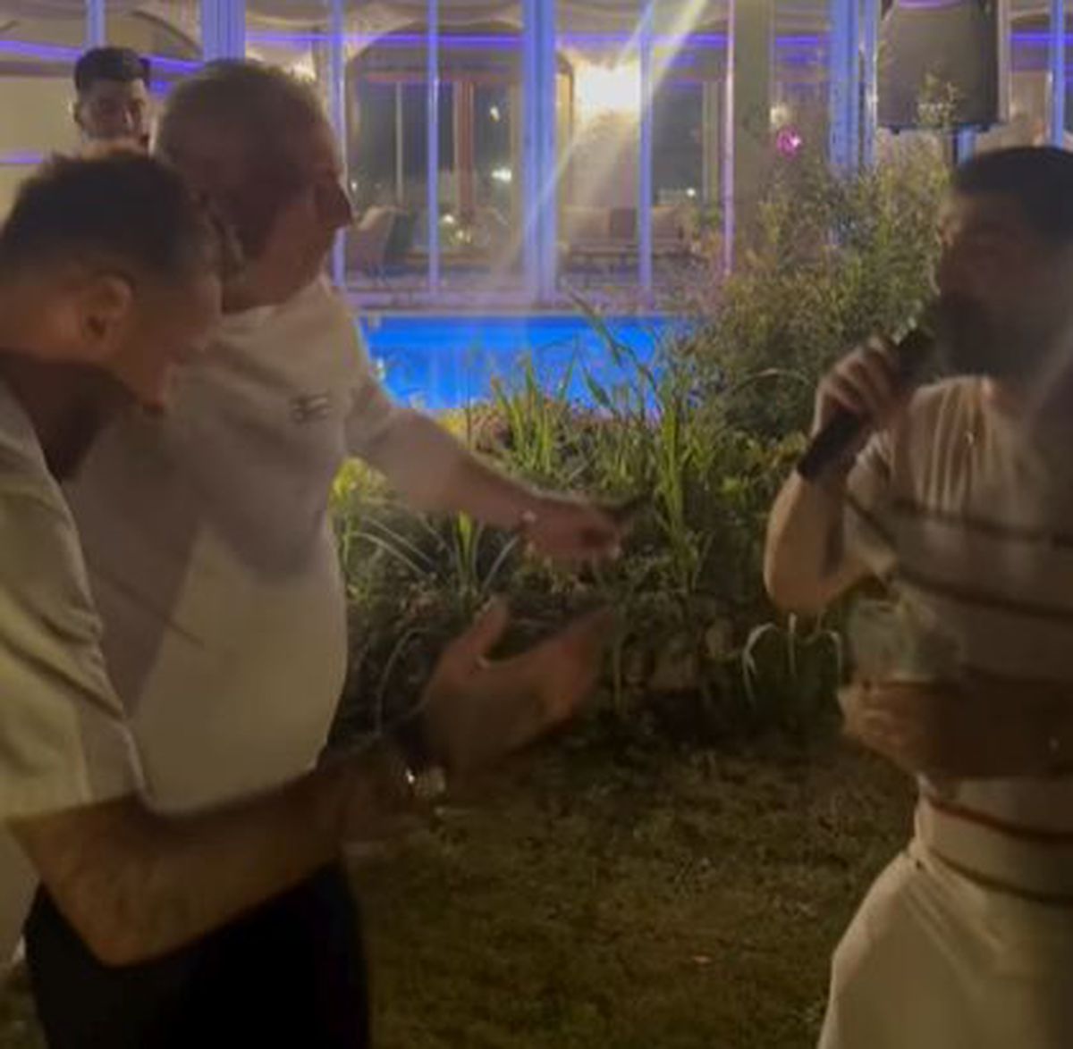 Marius Șumudică a aruncat cu bani în lăutarul care-i cânta la ziua lui Denis Drăguș: „Când nevasta te iubește și casa îți înflorește!”