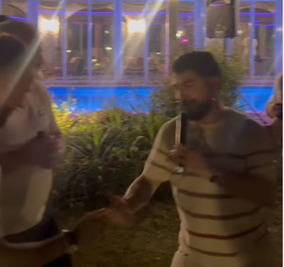 Marius Șumudică a aruncat cu bani în lăutarul care-i cânta la ziua lui Denis Drăguș: „Când nevasta te iubește și casa îți înflorește!”