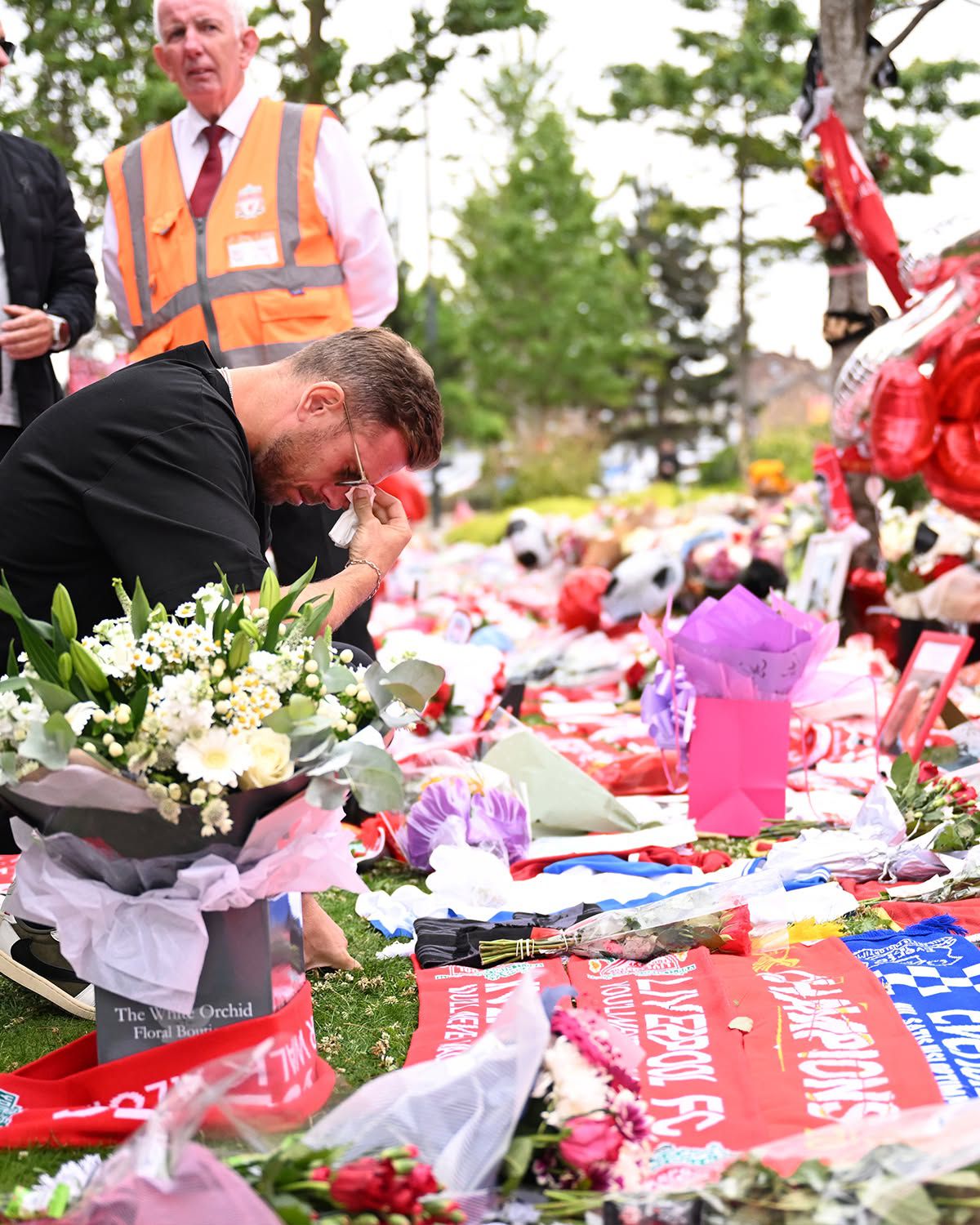 Liverpool, în doliu » Fanii și oamenii din fotbal îi aduc un ultim omagiu lui Diogo Jota: imagini înduioșătoare în apropierea Anfield Road