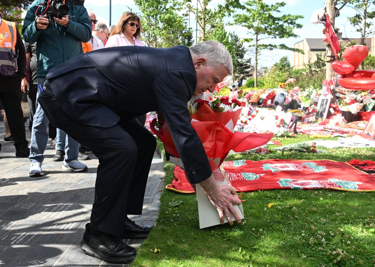 Jucătorul de la care Diogo Jota a „moștenit” numărul 20 la Liverpool a venit pe Anfield pentru a-i aduce un ultim omagiu portughezului