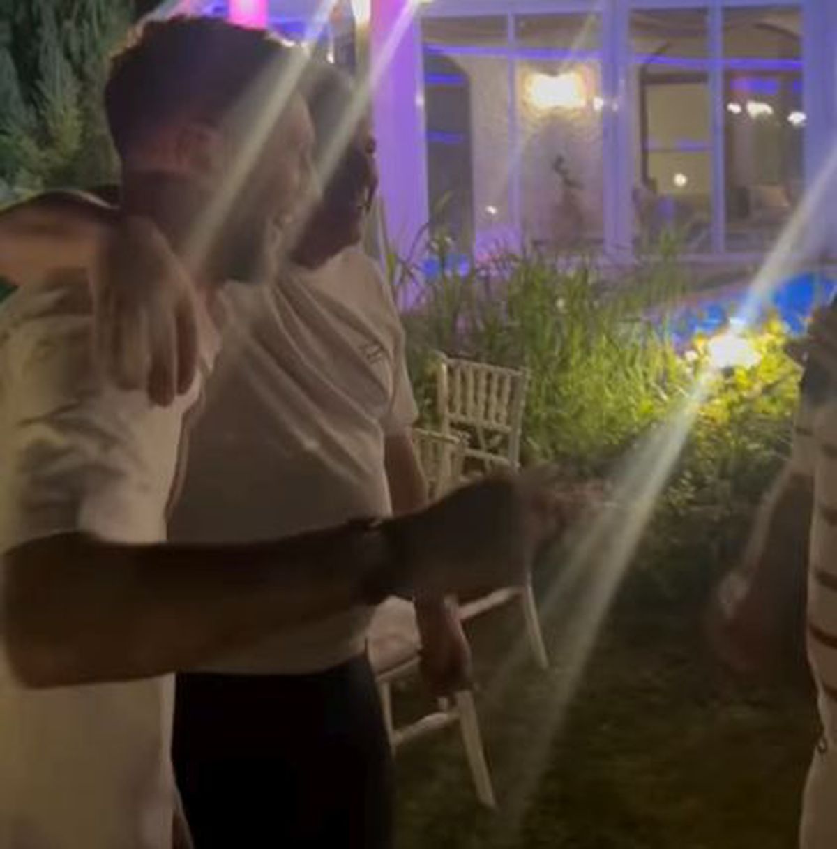 Marius Șumudică a aruncat cu bani în lăutarul care-i cânta la ziua lui Denis Drăguș: „Când nevasta te iubește și casa îți înflorește!”