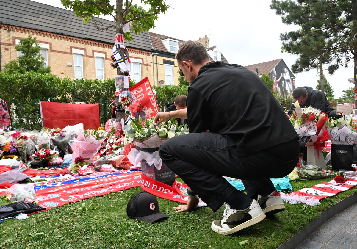 Liverpool, în doliu » Fanii și oamenii din fotbal îi aduc un ultim omagiu lui Diogo Jota: imagini înduioșătoare în apropierea Anfield Road