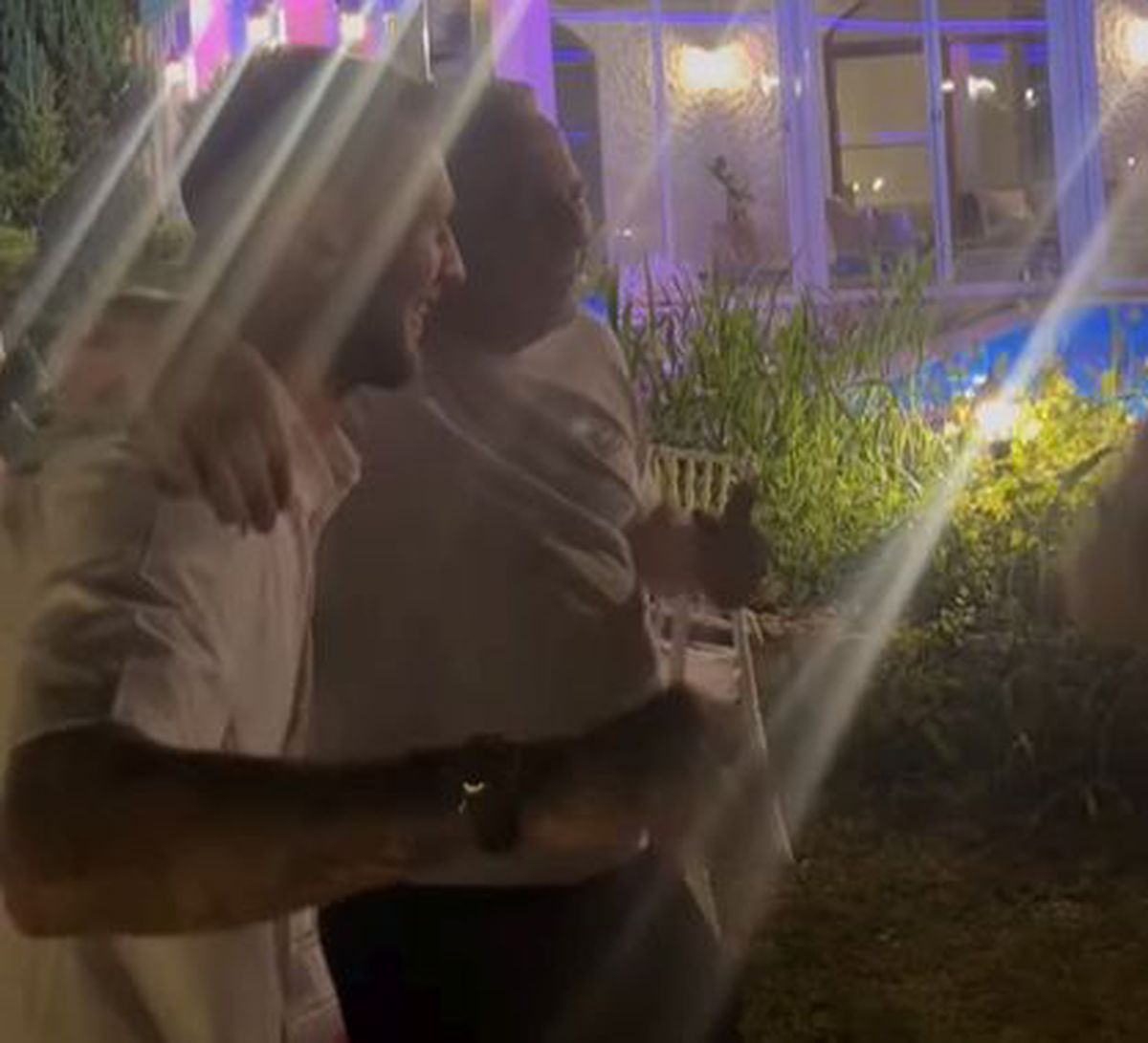 Marius Șumudică a aruncat cu bani în lăutarul care-i cânta la ziua lui Denis Drăguș: „Când nevasta te iubește și casa îți înflorește!”