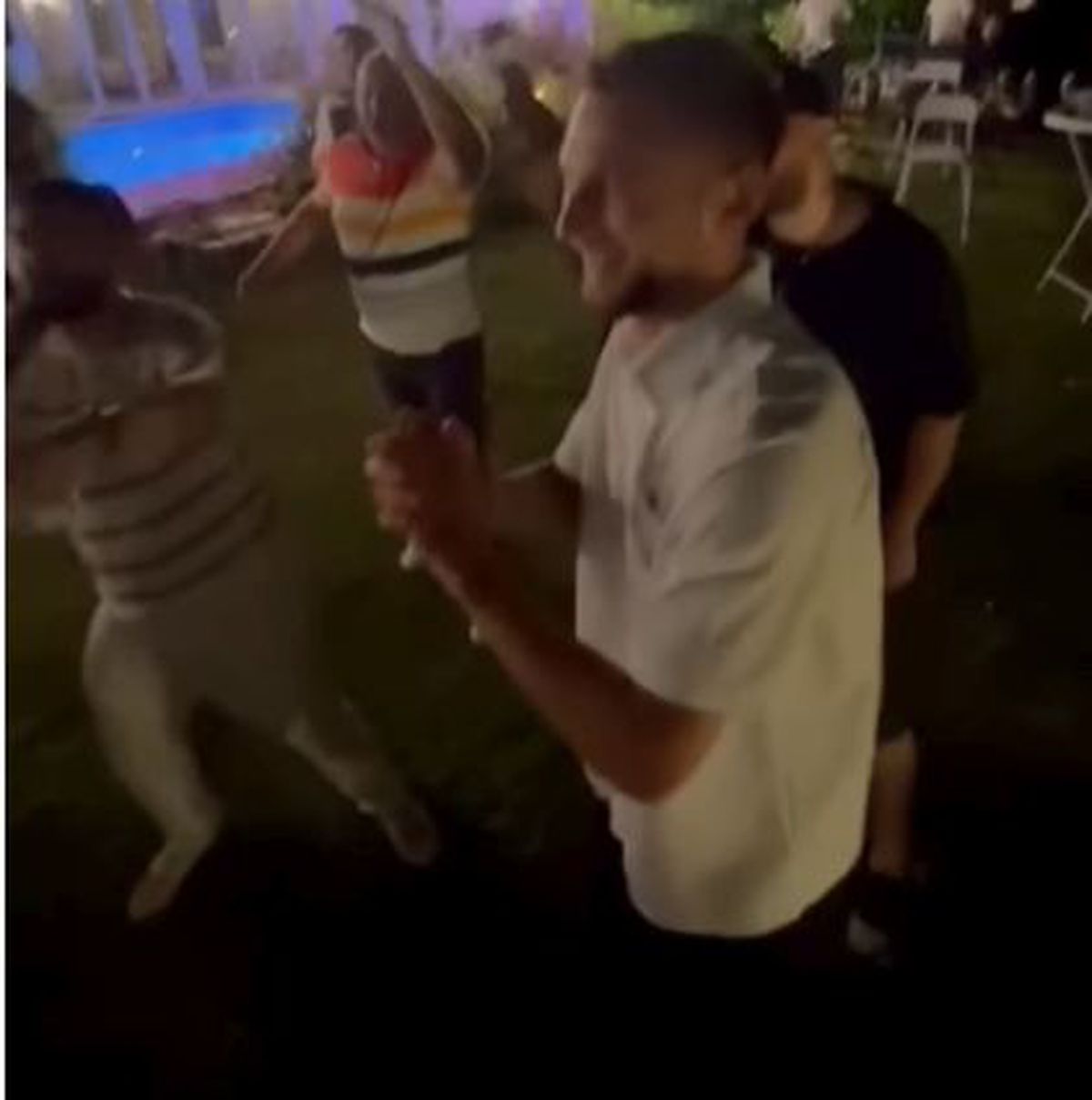 Marius Șumudică a aruncat cu bani în lăutarul care-i cânta la ziua lui Denis Drăguș: „Când nevasta te iubește și casa îți înflorește!”