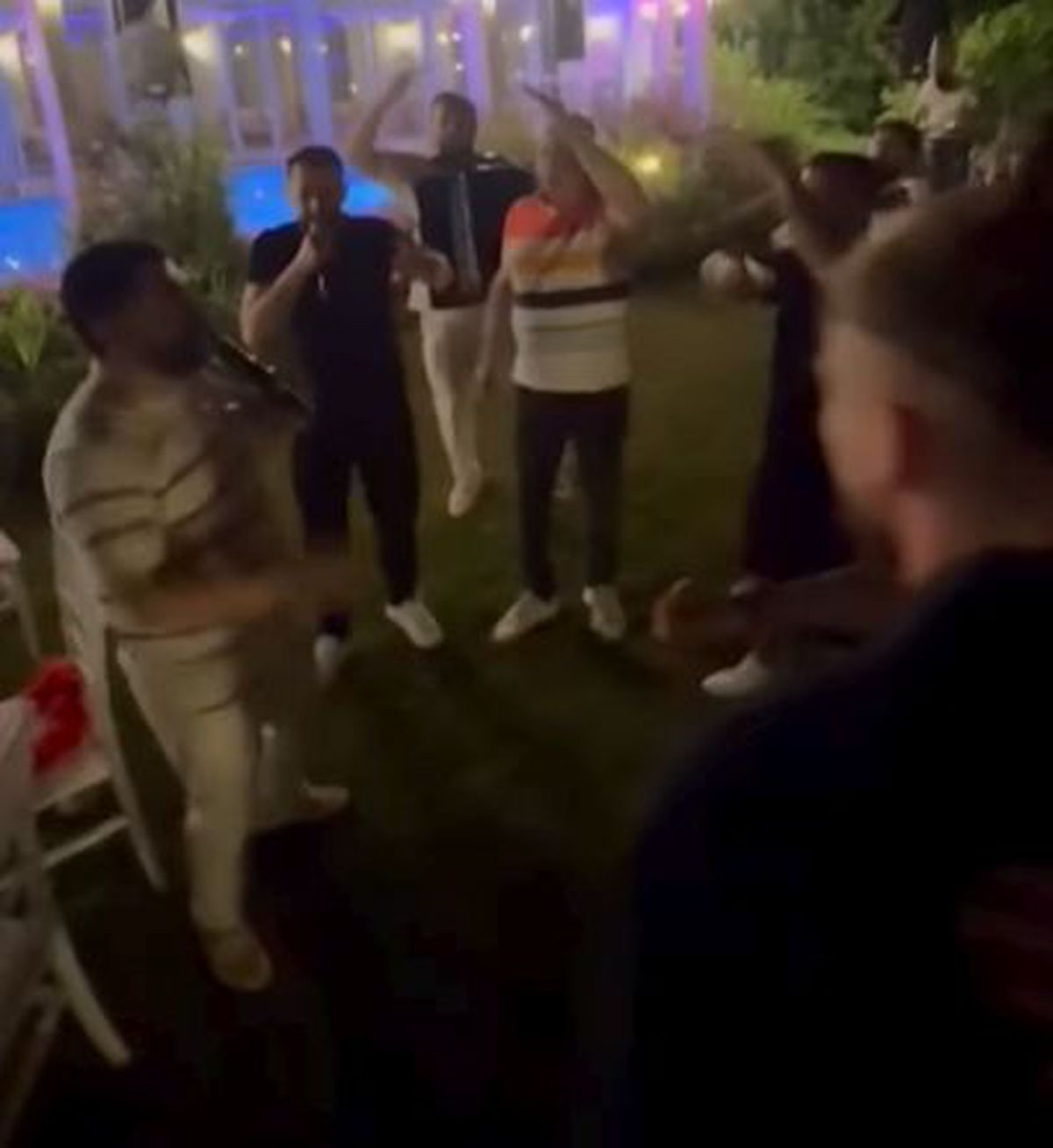 Marius Șumudică a aruncat cu bani în lăutarul care-i cânta la ziua lui Denis Drăguș: „Când nevasta te iubește și casa îți înflorește!”