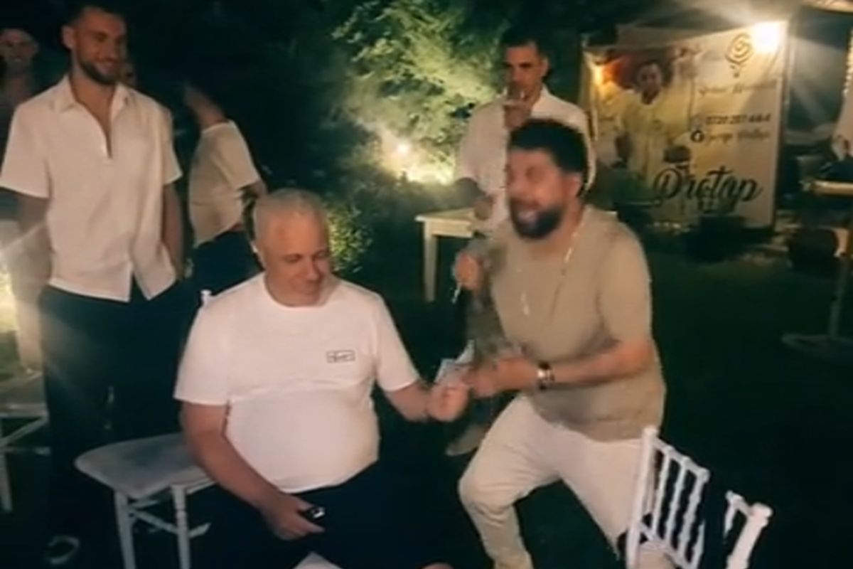 Marius Șumudică a aruncat cu bani în lăutarul care-i cânta la ziua lui Denis Drăguș: „Când nevasta te iubește și casa îți înflorește!”