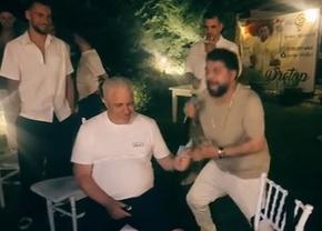 Marius Șumudică a aruncat cu bani în lăutarul care-i cânta la ziua lui Denis Drăguș: „Când nevasta te iubește și casa îți înflorește!”