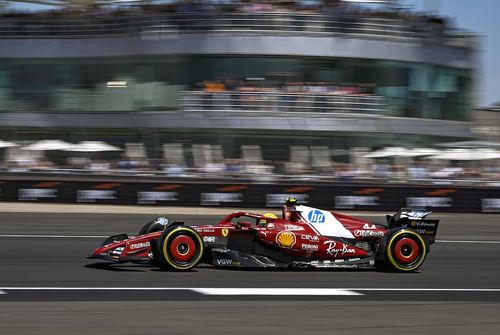 Lewis Hamilton a stabilit ritmul la începutul weekendului din Marea Britanie. Foto: X.com