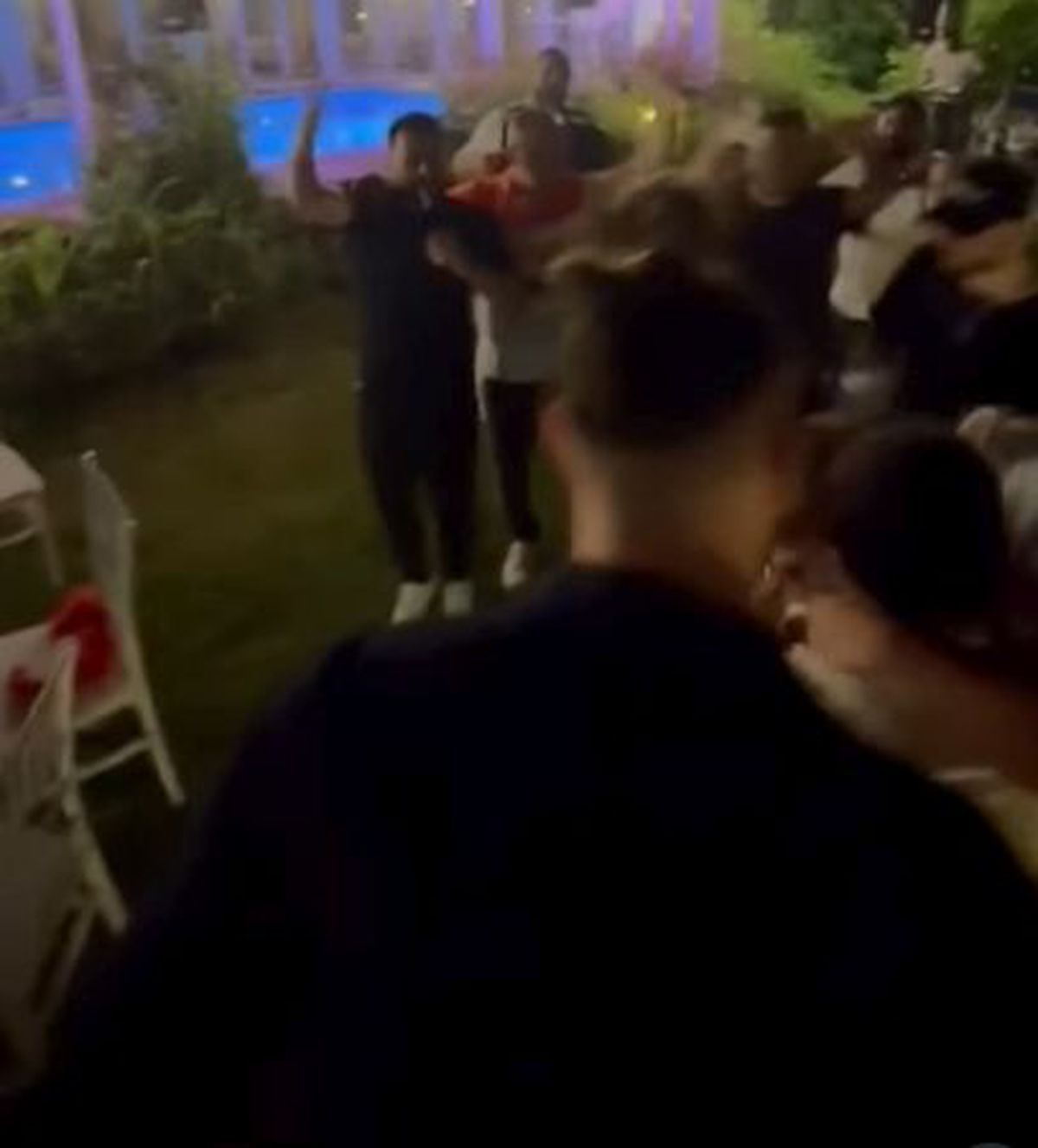 Marius Șumudică a aruncat cu bani în lăutarul care-i cânta la ziua lui Denis Drăguș: „Când nevasta te iubește și casa îți înflorește!”