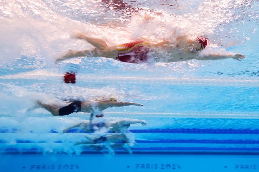 Americanii au comparat cursele lui David Popovici și Pan Zhanle de la 100 m liber, cele în care au realizat primele două performanțe din istorie în această probă » Capitolul unde David și-a depășit rivalul