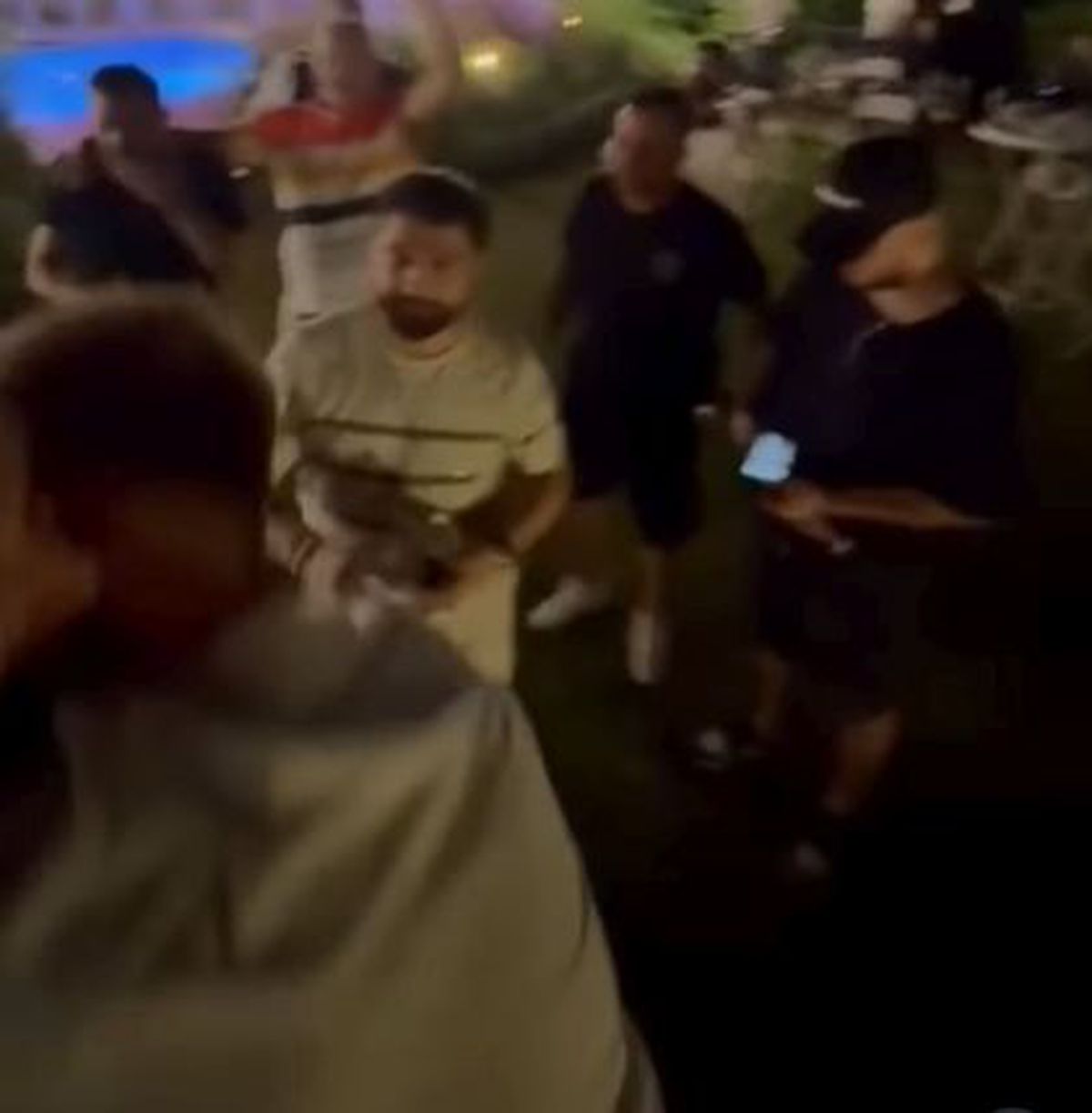 Marius Șumudică a aruncat cu bani în lăutarul care-i cânta la ziua lui Denis Drăguș: „Când nevasta te iubește și casa îți înflorește!”