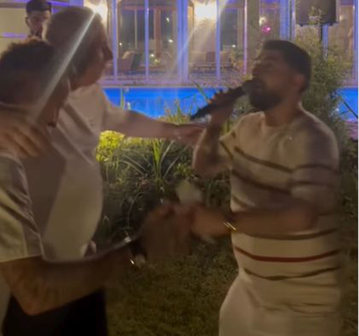 Marius Șumudică a aruncat cu bani în lăutarul care-i cânta la ziua lui Denis Drăguș: „Când nevasta te iubește și casa îți înflorește!”