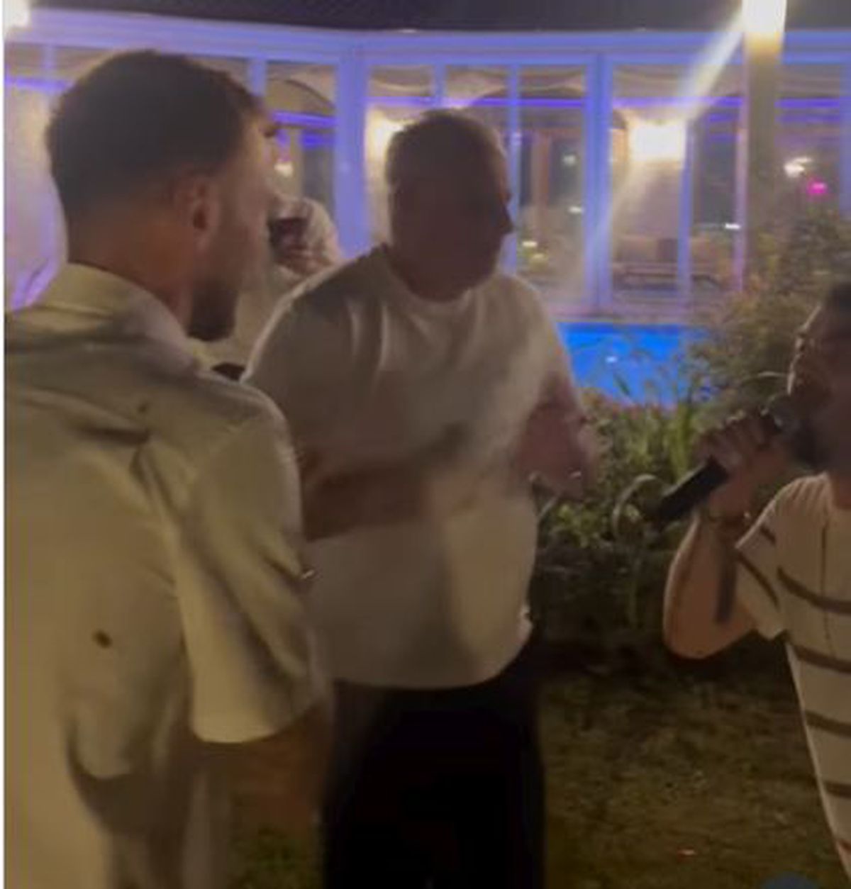 Marius Șumudică a aruncat cu bani în lăutarul care-i cânta la ziua lui Denis Drăguș: „Când nevasta te iubește și casa îți înflorește!”