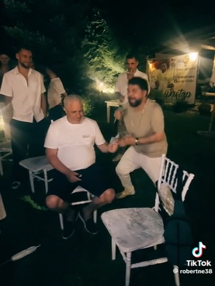 Marius Șumudică a dat bani la lăutari la ziua de naștere a lui Denis Drăguș. Foto: TikTok @robertne38