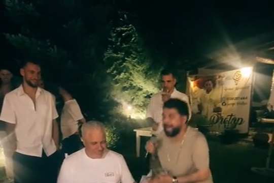 Marius Șumudică a dat bani la lăutari la ziua de naștere a lui Denis Drăguș. Foto: TikTok @robertne38