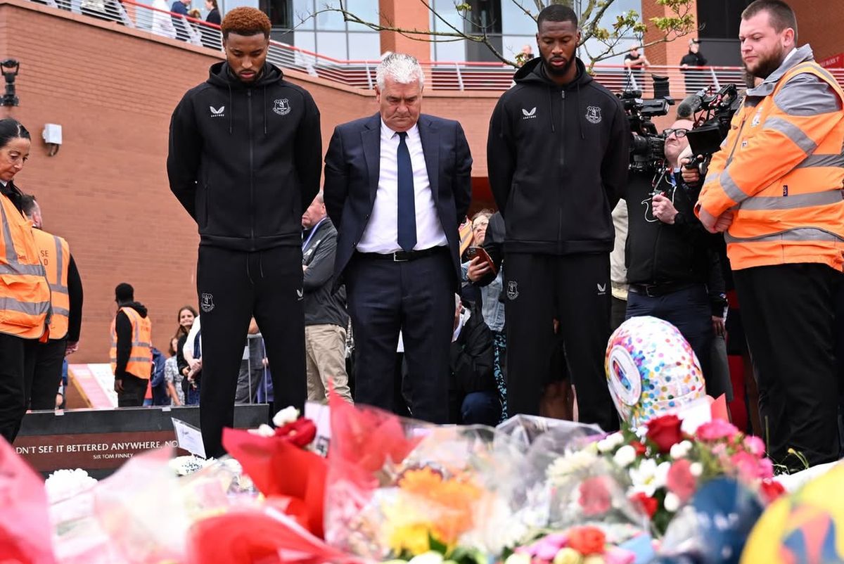 Gest impresionant al lui Everton după decesul lui Diogo Jota » Doi jucători, alături de ambasadorul clubului, l-au omagiat pe Diogo Jota în fața stadionului Anfield