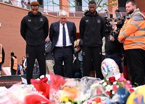Gest impresionant al lui Everton după decesul lui Diogo Jota » Doi jucători, alături de ambasadorul clubului, l-au omagiat pe Diogo Jota în fața stadionului Anfield