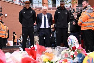 Gest impresionant al lui Everton după decesul lui Diogo Jota » Doi jucători, alături de ambasadorul clubului, l-au omagiat pe Diogo Jota în fața stadionului Anfield