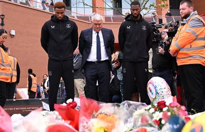 Gest impresionant al lui Everton după decesul lui Diogo Jota » Doi jucători, alături de ambasadorul clubului, l-au omagiat pe Diogo Jota în fața stadionului Anfield