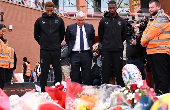 Gest impresionant al lui Everton după decesul lui Diogo Jota » Doi jucători, alături de ambasadorul clubului, l-au omagiat pe Diogo Jota în fața stadionului Anfield