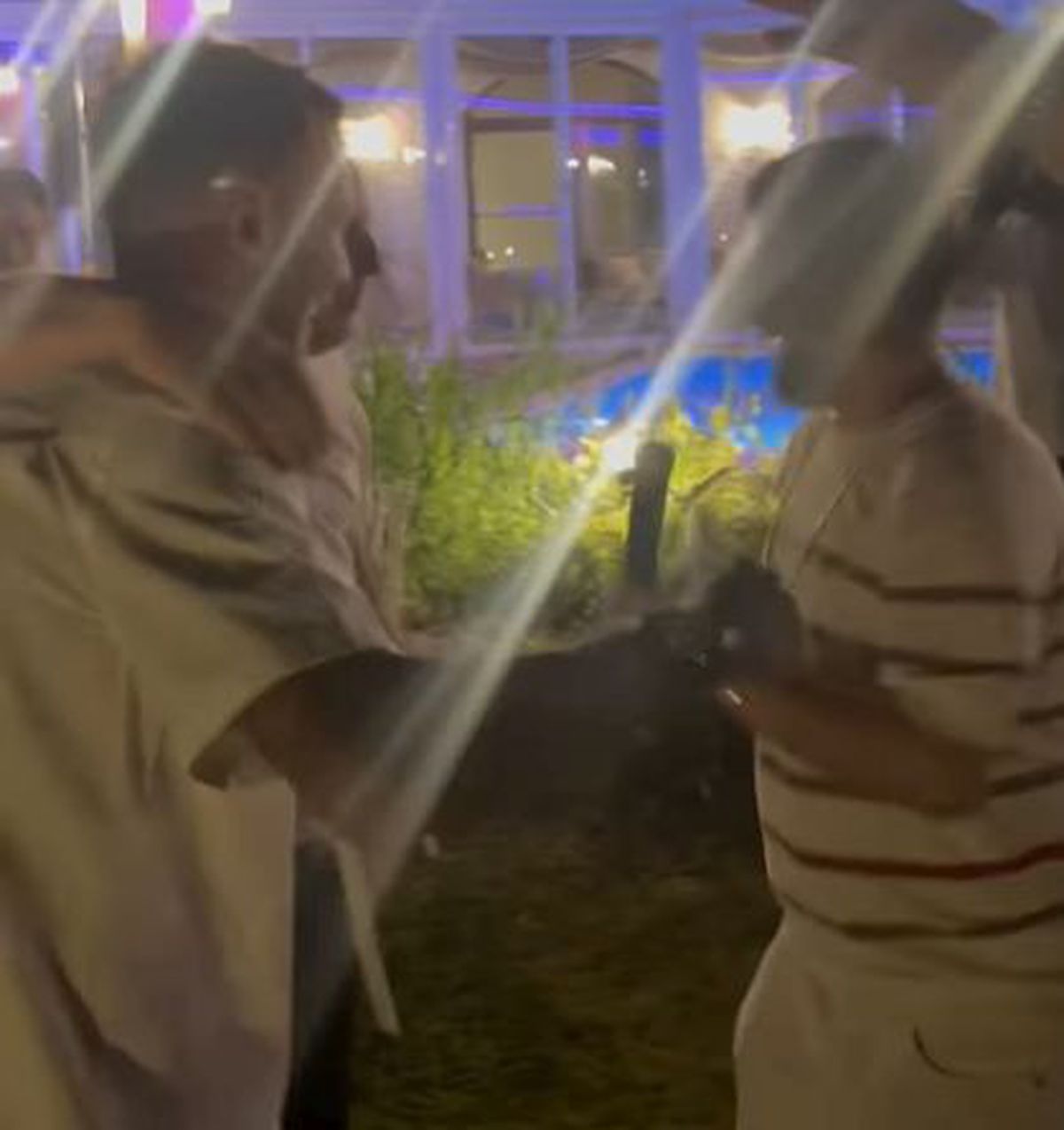 Marius Șumudică a aruncat cu bani în lăutarul care-i cânta la ziua lui Denis Drăguș: „Când nevasta te iubește și casa îți înflorește!”