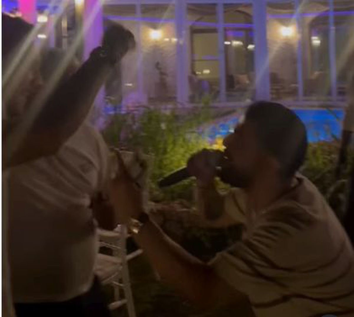 Marius Șumudică a aruncat cu bani în lăutarul care-i cânta la ziua lui Denis Drăguș: „Când nevasta te iubește și casa îți înflorește!”