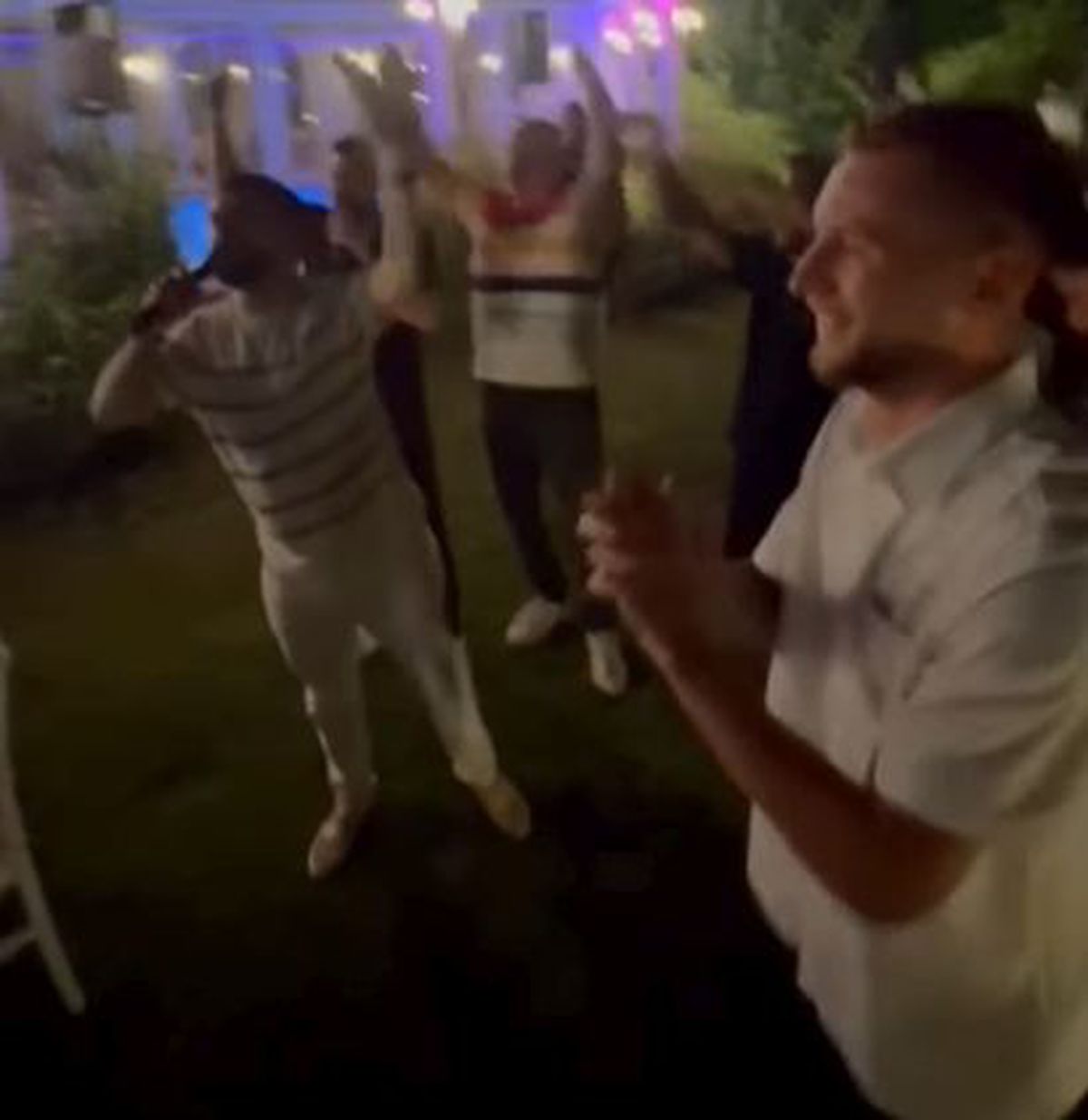 Marius Șumudică a aruncat cu bani în lăutarul care-i cânta la ziua lui Denis Drăguș: „Când nevasta te iubește și casa îți înflorește!”