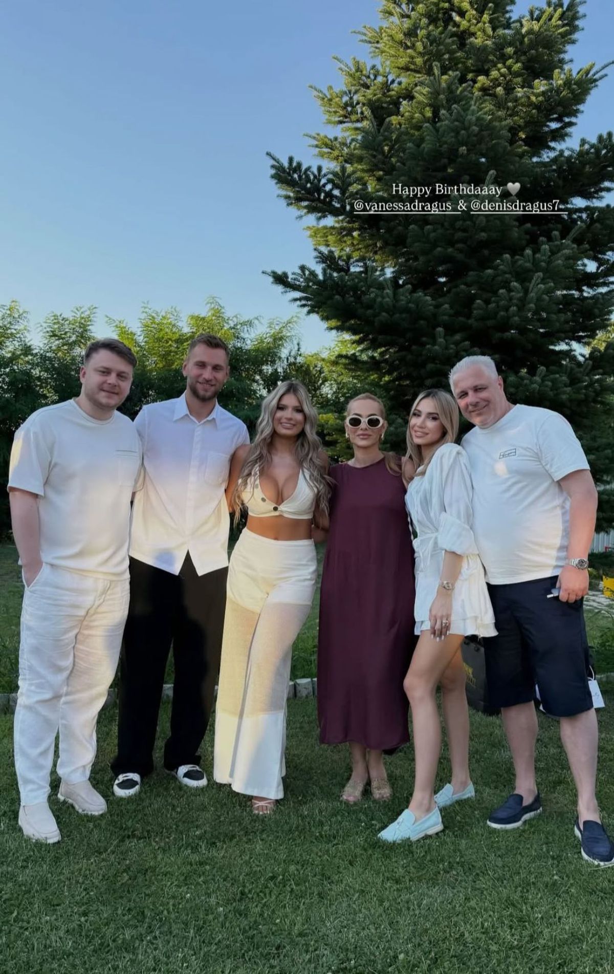 Marius Șumudică a aruncat cu bani în lăutarul care-i cânta la ziua lui Denis Drăguș: „Când nevasta te iubește și casa îți înflorește!”