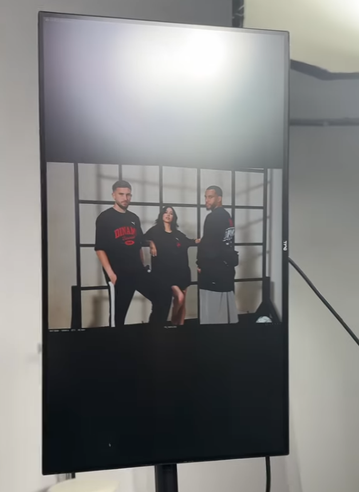 Le-a stricat surpriza! Violonista care a concertat la meciurile lui Dinamo a publicat imaginile cu noua linie de haine a „câinilor”