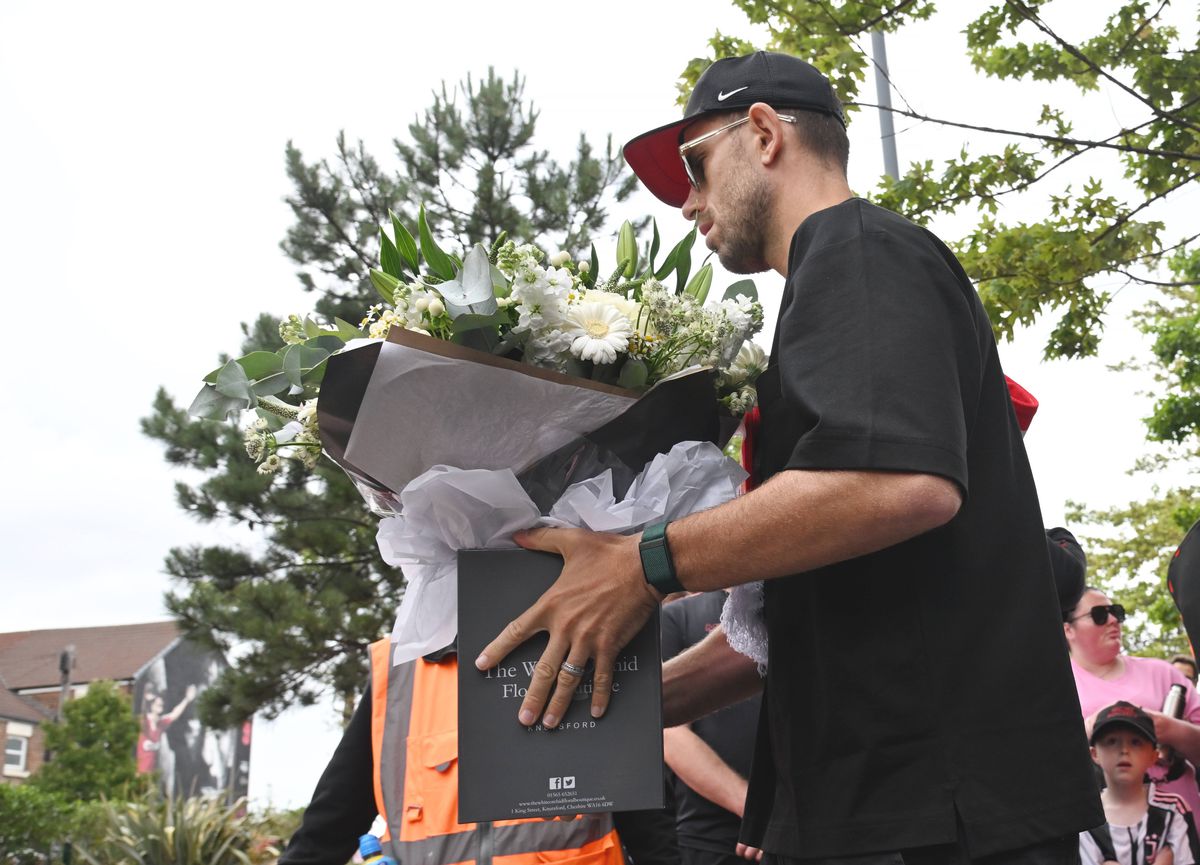 Jucătorul de la care Diogo Jota a „moștenit” numărul 20 la Liverpool a venit pe Anfield pentru a-i aduce un ultim omagiu portughezului