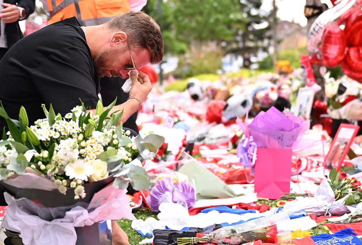 Liverpool, în doliu » Fanii și oamenii din fotbal îi aduc un ultim omagiu lui Diogo Jota: imagini înduioșătoare în apropierea Anfield Road