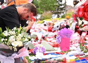 Liverpool, în doliu » Fanii și oamenii din fotbal îi aduc un ultim omagiu lui Diogo Jota: imagini înduioșătoare în apropierea Anfield Road